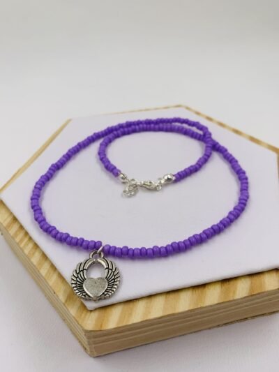 Choker Chaquiras morado y alas corazón